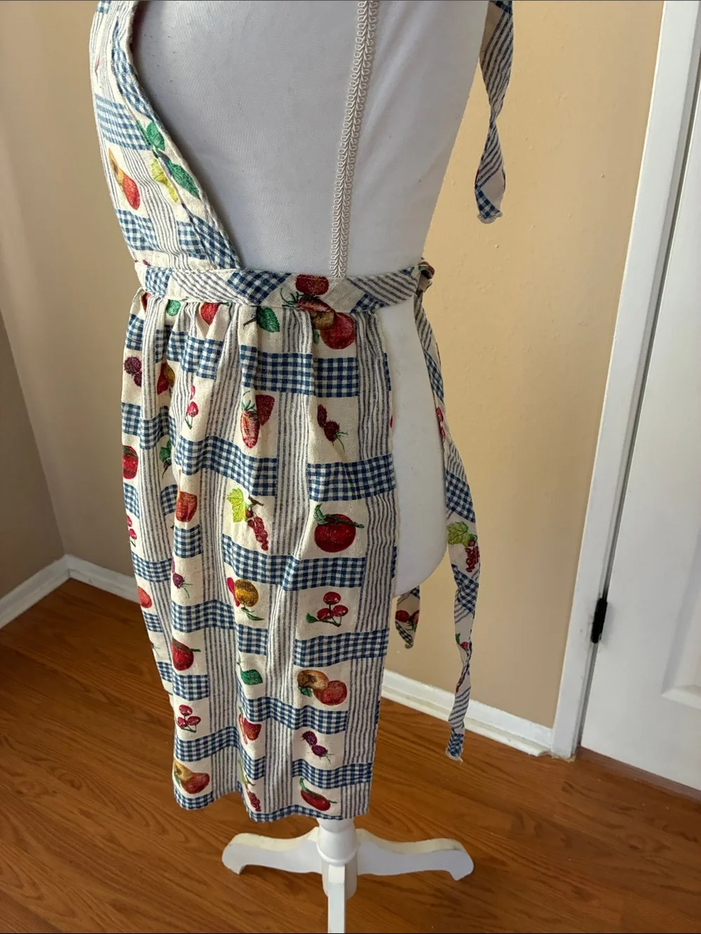 Vintage apron novelty cherry strawberry fruit print USA